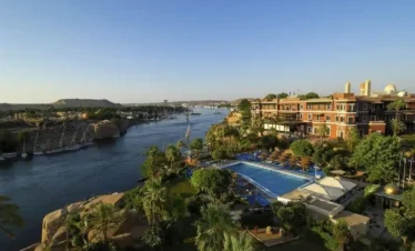 Vista sul Nilo e su hotel con piscina ad Assuan, tappa esclusiva del Tour Egitto 10 Giorni + Crociera sul Nilo con guida italiana