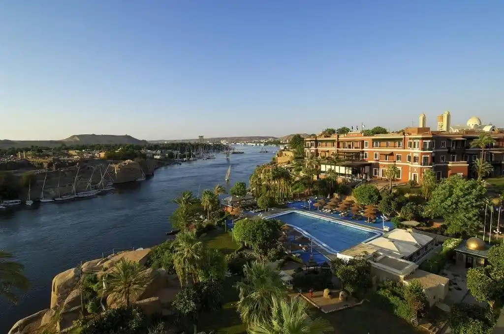 Vista sul Nilo e su hotel con piscina ad Assuan, tappa esclusiva del Tour Egitto 10 Giorni + Crociera sul Nilo con guida italiana