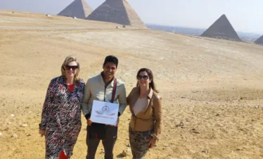 Wael, egittologo e proprietario di Egitto Unico, con due turiste italiane davanti alle Piramidi di Giza durante il tour di 2 giorni al Cairo da Marsa Alam
