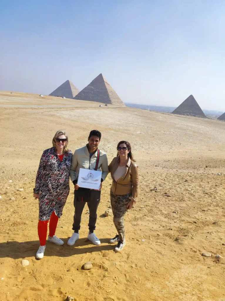 Wael, egittologo e proprietario di Egitto Unico, con due turiste italiane davanti alle Piramidi di Giza durante il tour di 2 giorni al Cairo da Marsa Alam