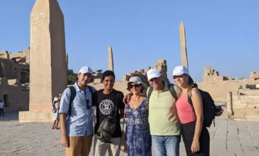 Wael Rasmy di Egitto Unico insieme a un gruppo di turisti italiani davanti agli obelischi del Tempio di Karnak durante l’escursione a Luxor da Sharm in aereo