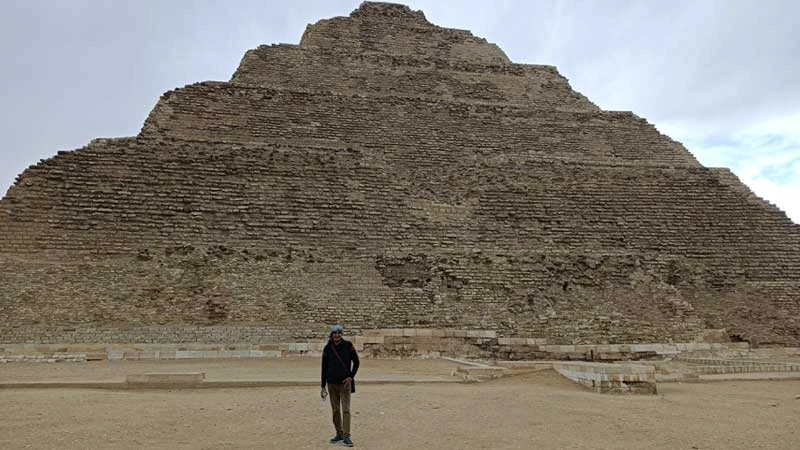Piramide a gradoni di Sakkara – visita durante escursione Cairo Sharm El Sheikh 2 giorni in
