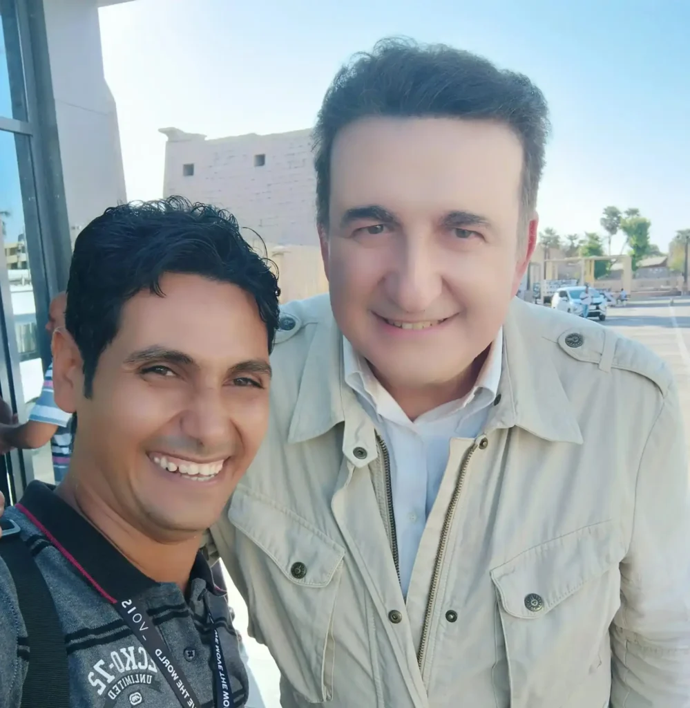 Wael Rasmy proprietario di Egitto Unico insieme a Roberto Giacobbo durante l’escursione a Luxor da Sharm El Sheikh in aereo