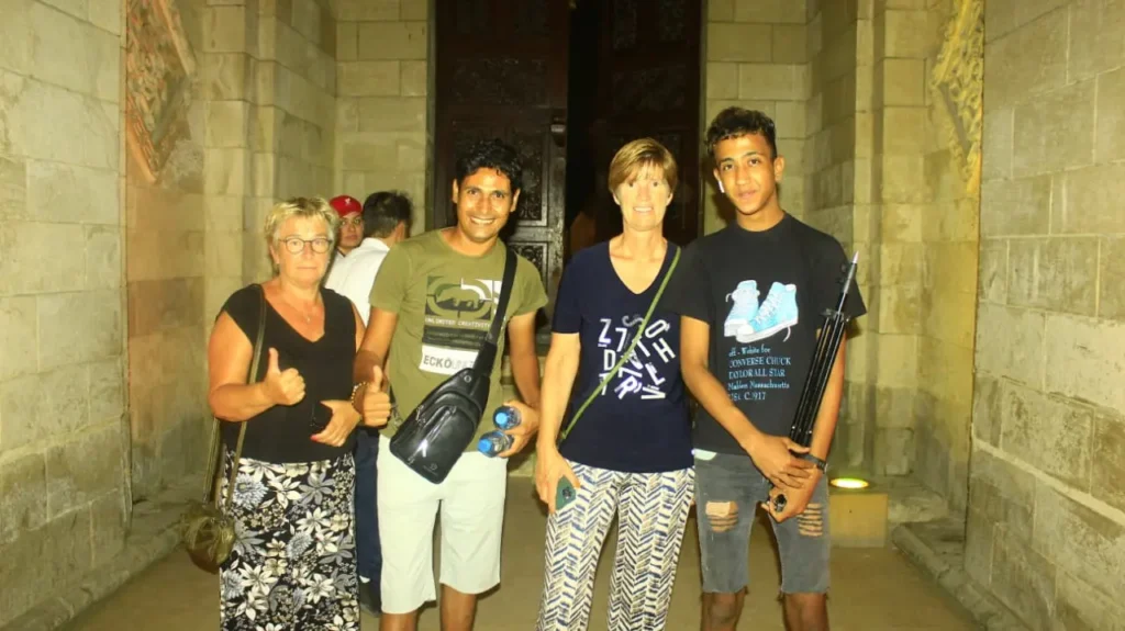 Wael Rasmy proprietario di egitto unico con Gruppo di viaggiatori durante il Tour 2 Giorni da Hurghada al Cairo in auto