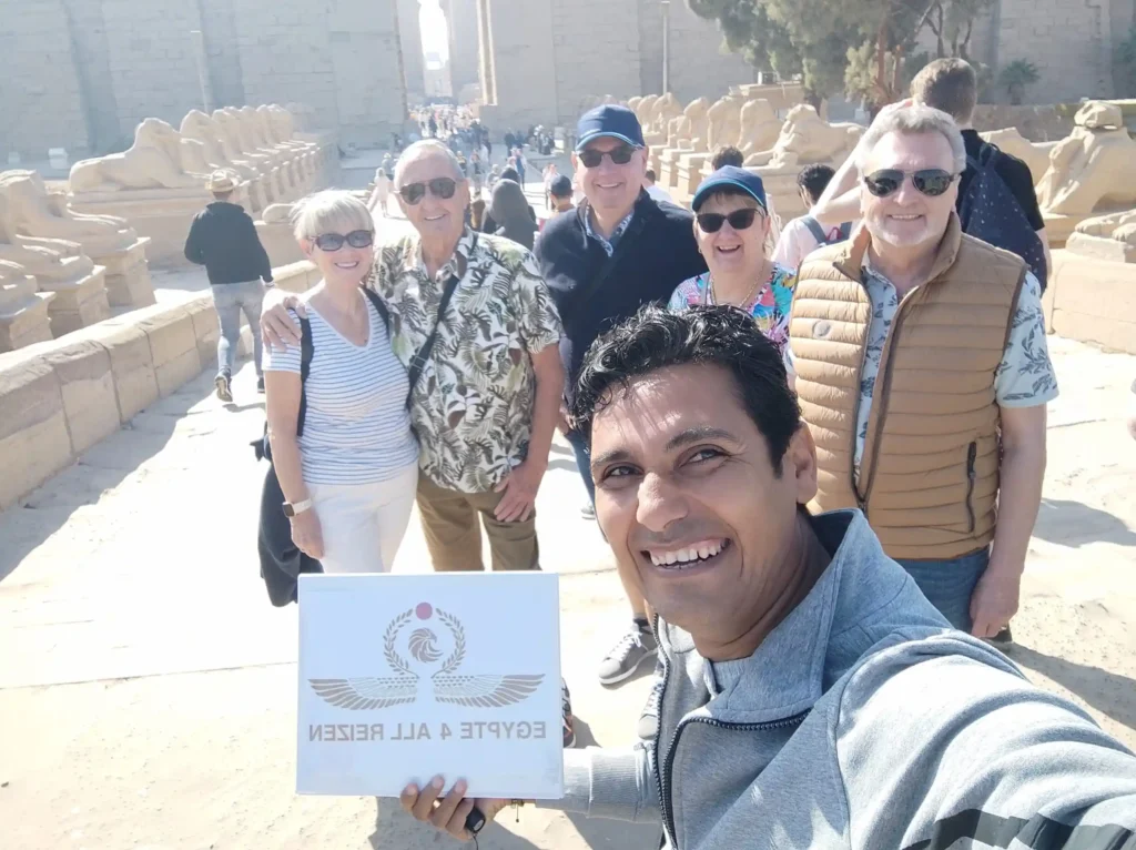 Gruppo di turisti con Wael Rasmy proprietario di Egitto Unico durante l’escursione privata da Hurghada a Luxor in auto di un giorno davanti al Tempio di Karnak