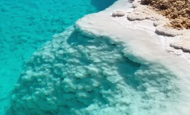 Dettaglio delle acque turchesi e dei cristalli di sale dell’Oasi di Siwa visitata durante la gita da Marsa Matrouh al Lago di Cleopatra