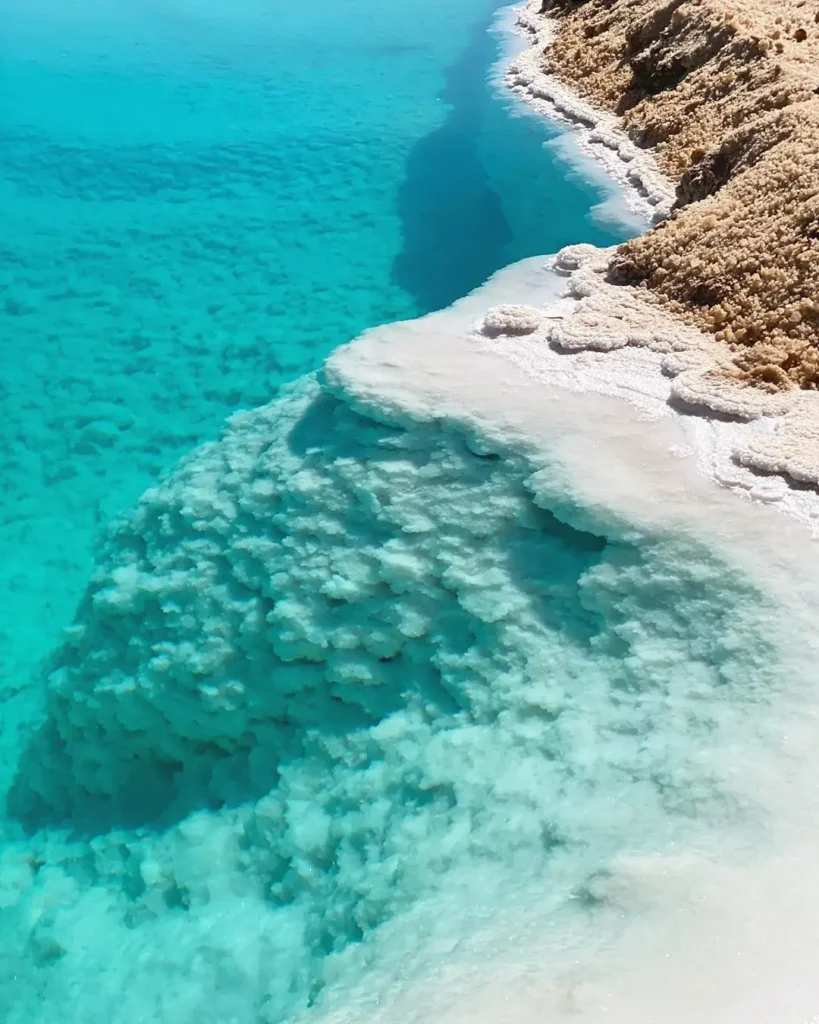 Dettaglio delle acque turchesi e dei cristalli di sale dell’Oasi di Siwa visitata durante la gita da Marsa Matrouh al Lago di Cleopatra