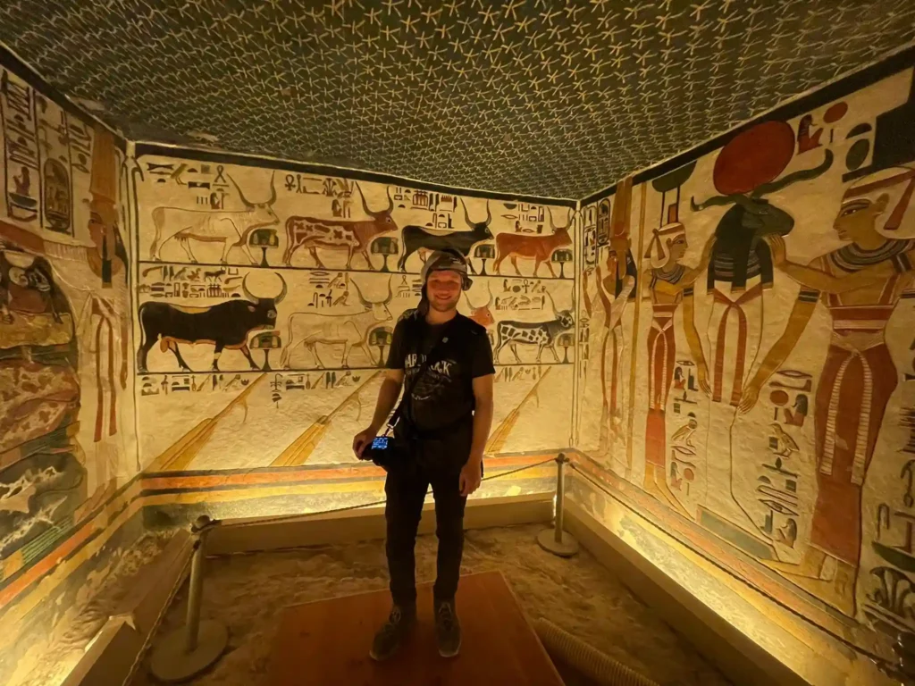 Visitatori davanti agli affreschi colorati di una tomba nella Valle delle Regine durante la Gita Valle delle Regine, Deir el-Medina e Ramesseum da Luxor.