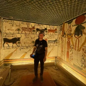 Visitatori davanti agli affreschi colorati di una tomba nella Valle delle Regine durante la Gita Valle delle Regine, Deir el-Medina e Ramesseum da Luxor.