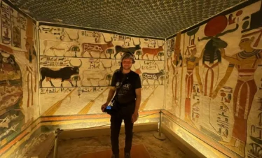 Visitatori davanti agli affreschi colorati di una tomba nella Valle delle Regine durante la Gita Valle delle Regine, Deir el-Medina e Ramesseum da Luxor.