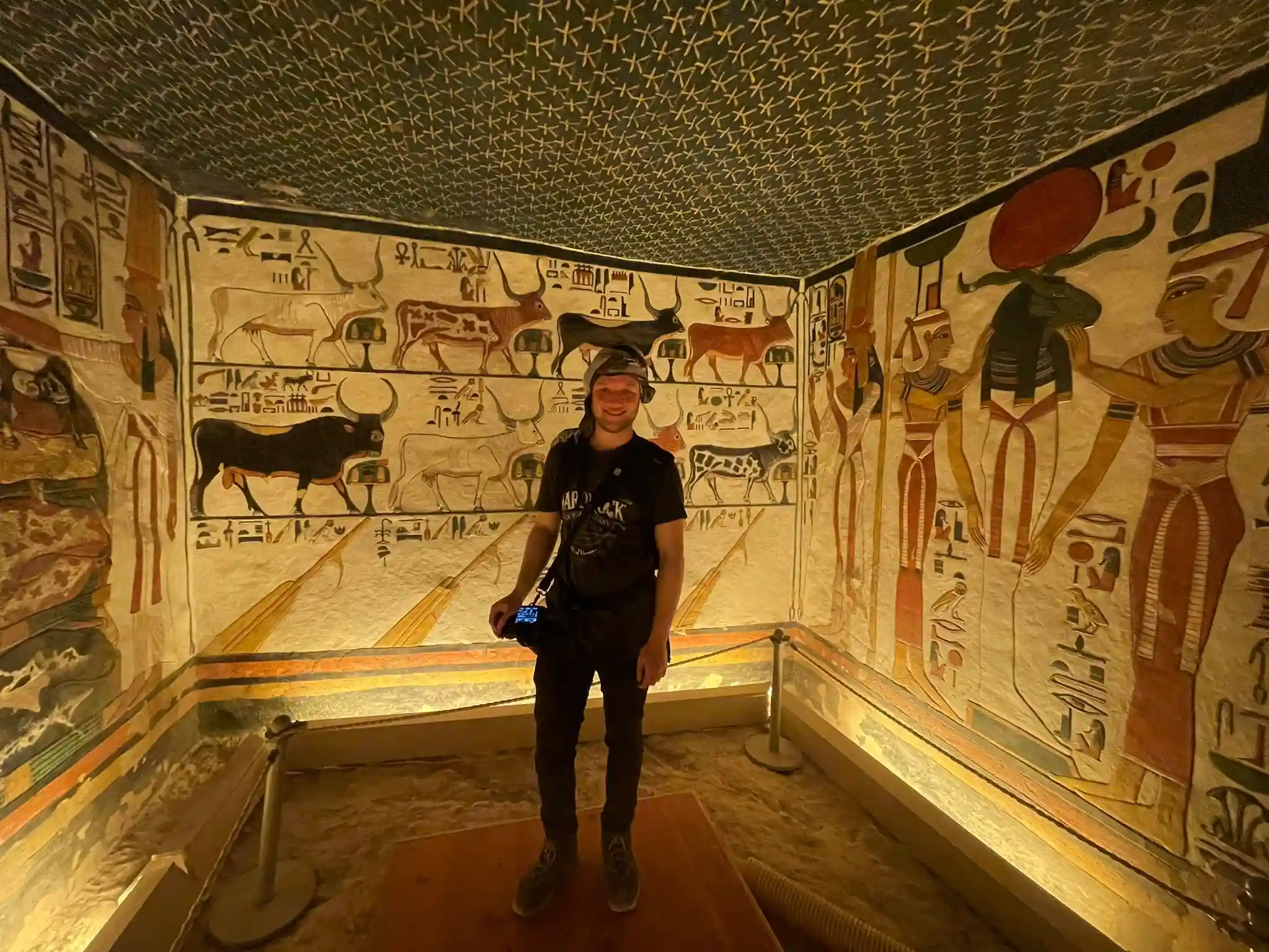 Visitatori davanti agli affreschi colorati di una tomba nella Valle delle Regine durante la Gita Valle delle Regine, Deir el-Medina e Ramesseum da Luxor.