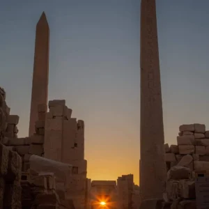 Suggestiva alba tra gli obelischi del Tempio di Karnak a Luxor, foto scattata durante il tour guidato in italiano con Egitto Unico