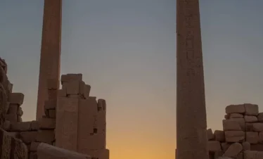 Suggestiva alba tra gli obelischi del Tempio di Karnak a Luxor, foto scattata durante il tour guidato in italiano con Egitto Unico