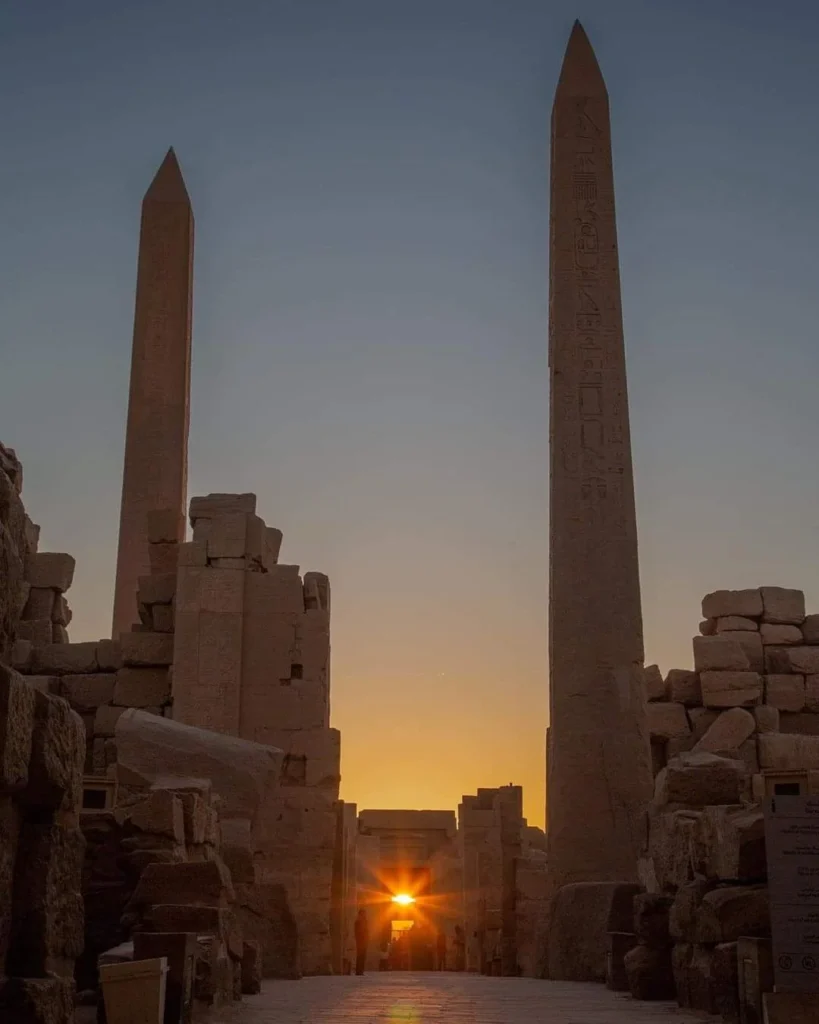 Suggestiva alba tra gli obelischi del Tempio di Karnak a Luxor, foto scattata durante il tour guidato in italiano con Egitto Unico