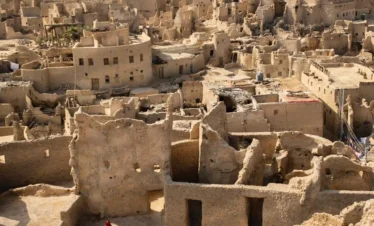 Vista panoramica dell’antico villaggio di Siwa al tramonto visitato durante la gita all’Oasi di Siwa da Marsa Matrouh con guida italiana