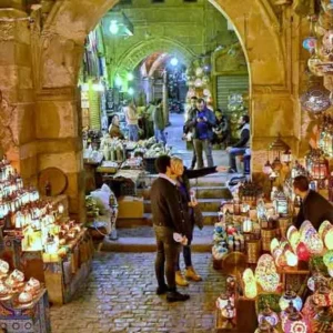 Bazar di Khan el Khalili con lampade colorate durante l’escursione alla Cittadella del Cairo e Via Al-Muizz