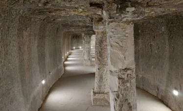 Interno della piramide a Dahshur con colonne in pietra visto durante l’escursione a Dahshur e Abusir dal Cairo tra piramidi e storia antica