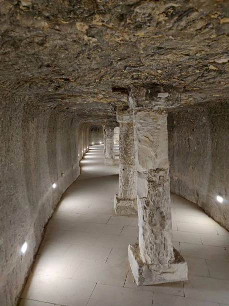 Interno della piramide a Dahshur con colonne in pietra visto durante l’escursione a Dahshur e Abusir dal Cairo tra piramidi e storia antica