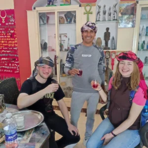 Turisti insieme alla guida di Egitto Unico Wael Rasmy durante una degustazione di karkadè a Luxor durante il tour culturale