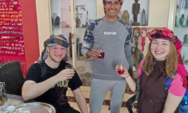 Turisti insieme alla guida di Egitto Unico Wael Rasmy durante una degustazione di karkadè a Luxor durante il tour culturale