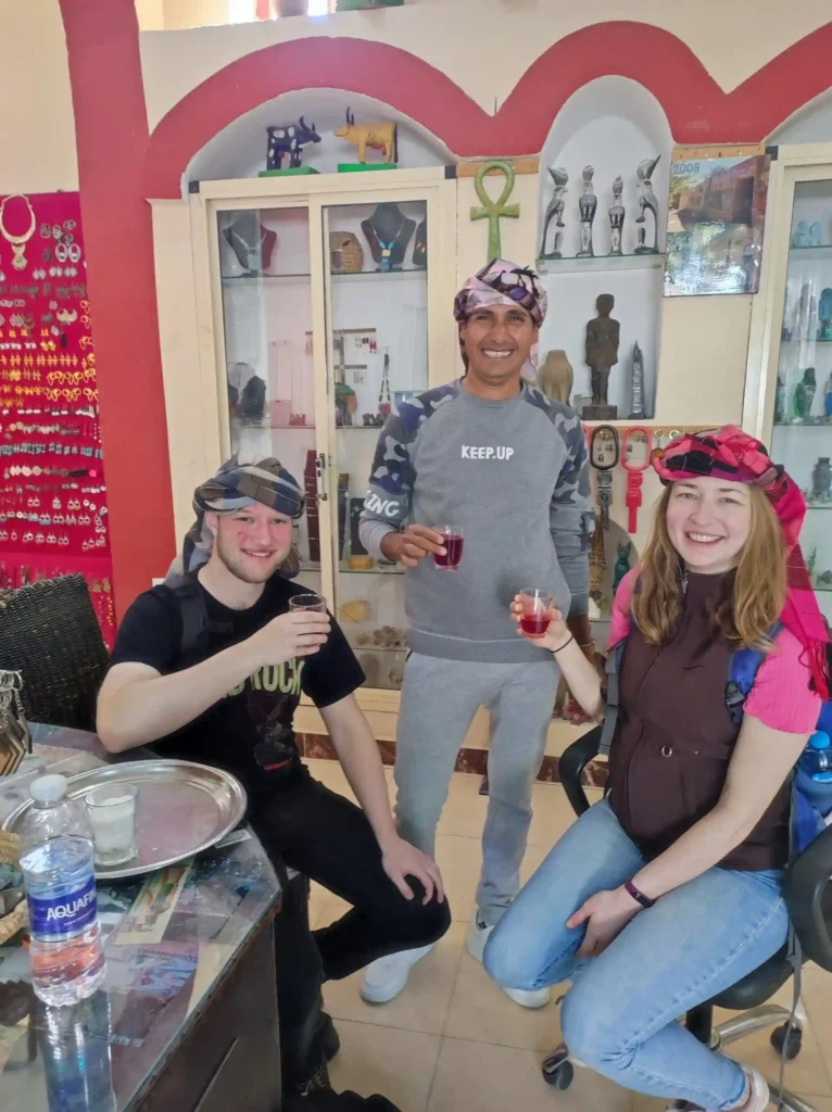 Turisti insieme alla guida di Egitto Unico Wael Rasmy durante una degustazione di karkadè a Luxor durante il tour culturale