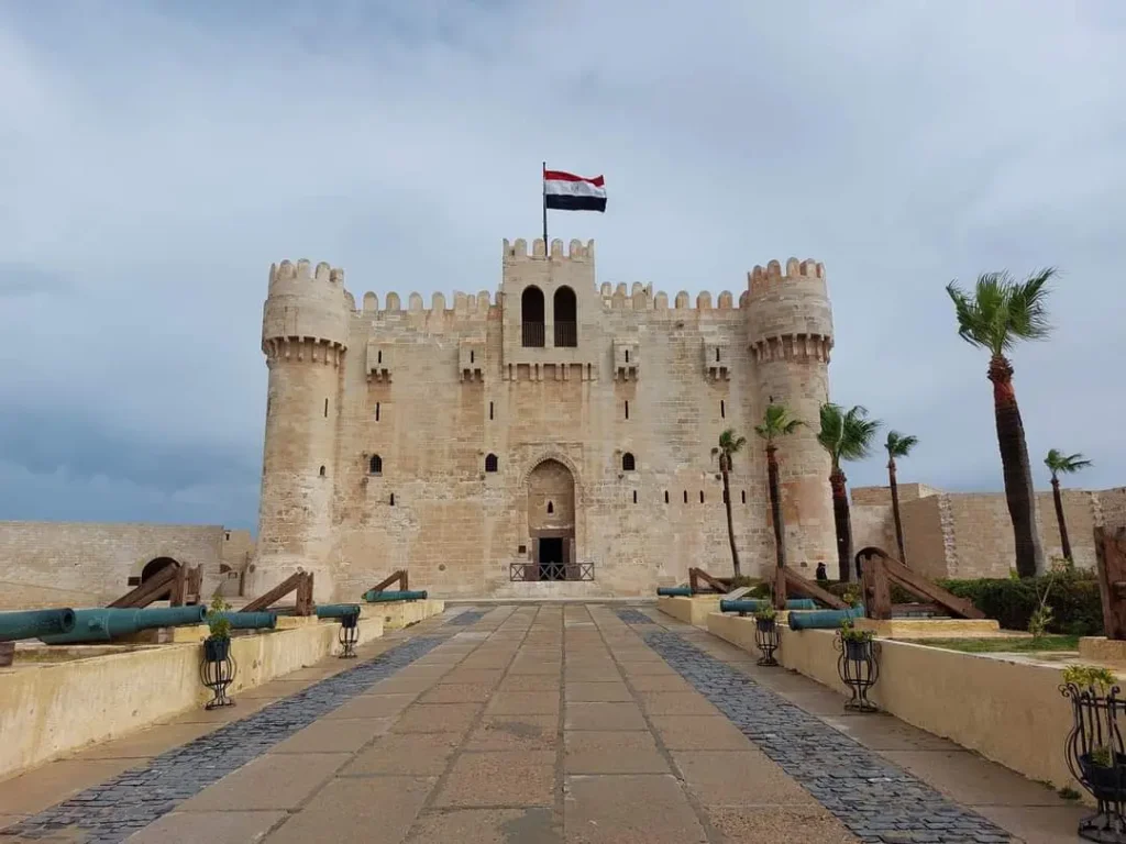 La Fortezza di Qaitbey ad Alessandria visitata durante la gita in auto privata dal Cairo con guida italiana