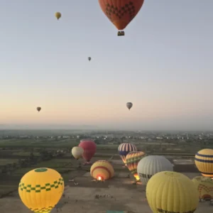 Mongolfiere colorate che sorvolano Luxor all’alba durante il giro in mongolfiera – Scopri i templi dall’alto con Egitto Unico di Wael Rasmy
