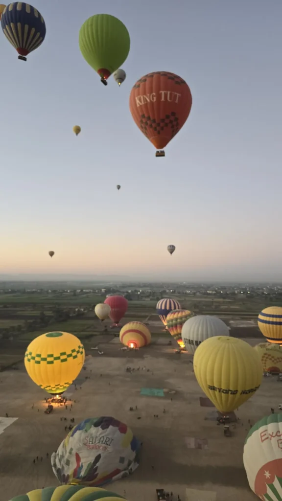 Mongolfiere colorate che sorvolano Luxor all’alba durante il giro in mongolfiera – Scopri i templi dall’alto con Egitto Unico di Wael Rasmy