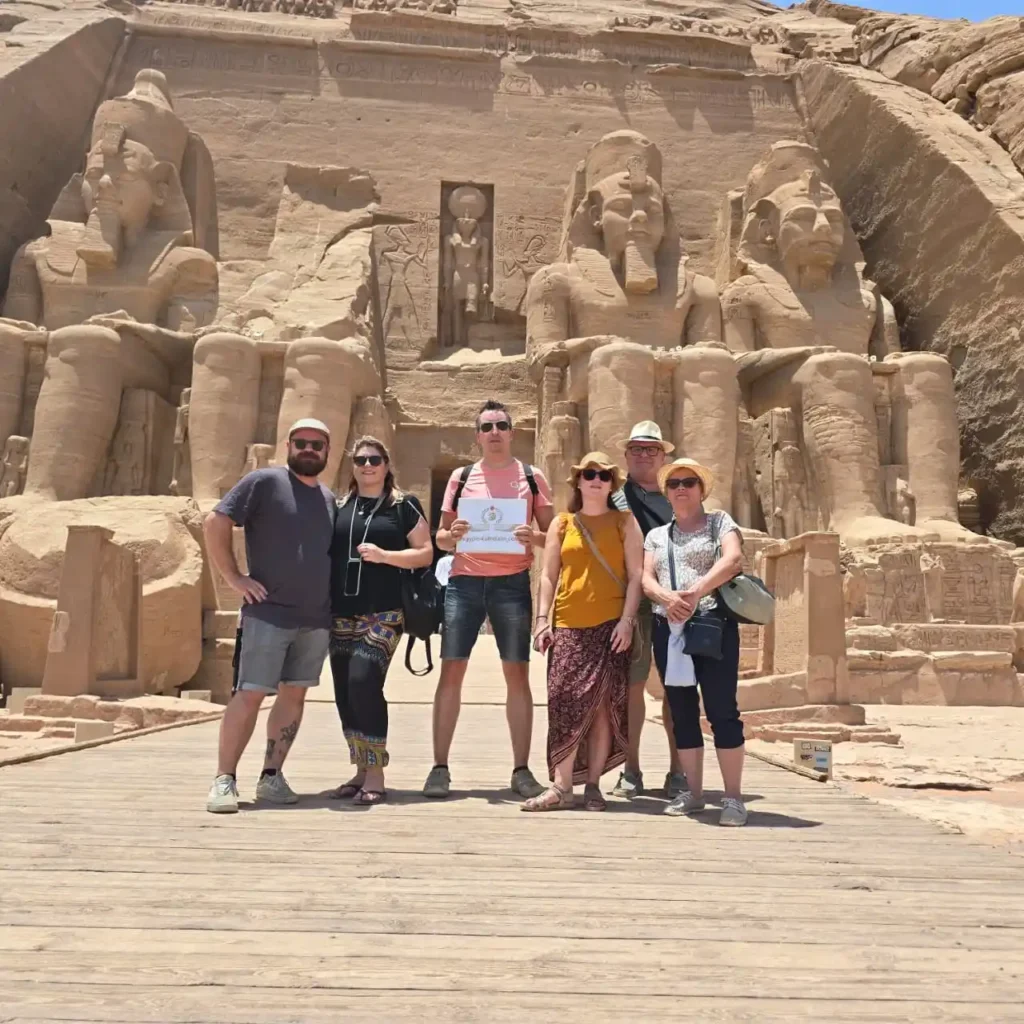 Gruppo di turisti italiani con Egitto Unico davanti al Tempio di Ramses II ad Abu Simbel, durante il Tour Egitto 8 Giorni: Il Cairo, Assuan, Luxor
