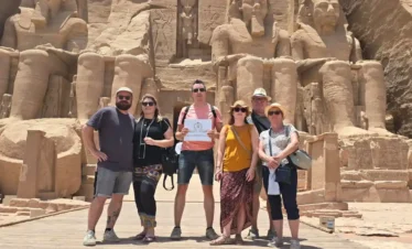 Gruppo di turisti italiani con Egitto Unico davanti al Tempio di Ramses II ad Abu Simbel, durante il Tour Egitto 8 Giorni: Il Cairo, Assuan, Luxor