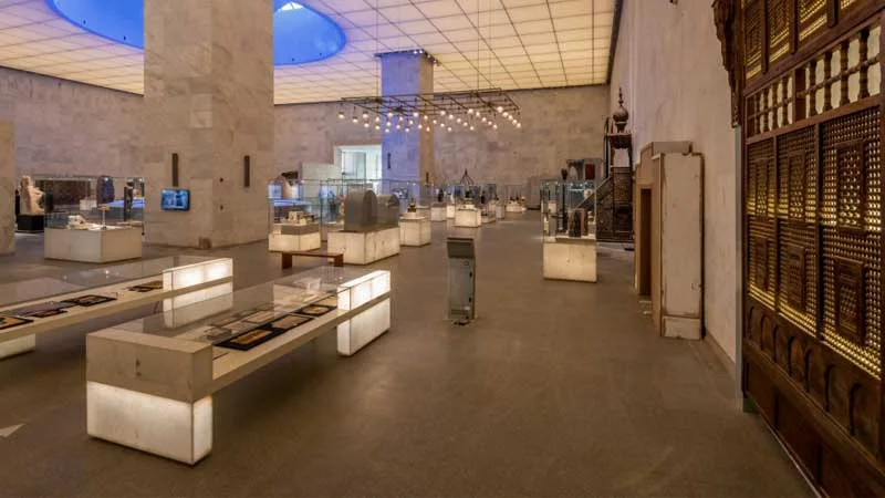 Sala del Museo Egizio del Cairo visitata durante il tour al Cairo e alle Piramidi da Marsa Matrouh in auto privata con guida italiana