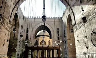 Vista interna della Moschea di Sultan Hassan al Cairo, una delle tappe principali del tour guidato del Cairo islamico e copto in giornata