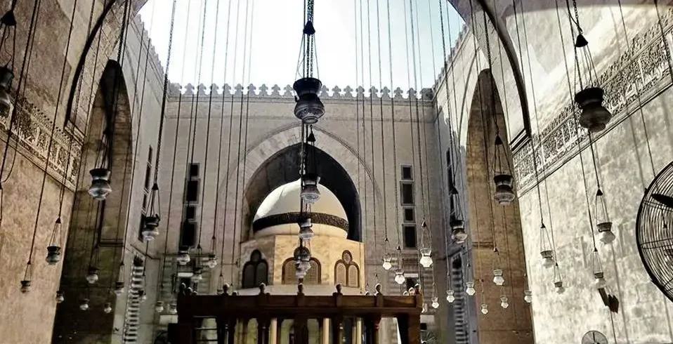 Vista interna della Moschea di Sultan Hassan al Cairo, una delle tappe principali del tour guidato del Cairo islamico e copto in giornata