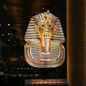 La celebre maschera d'oro del faraone Tutankhamon esposta nel nuovo Museo Egizio al Cairo.