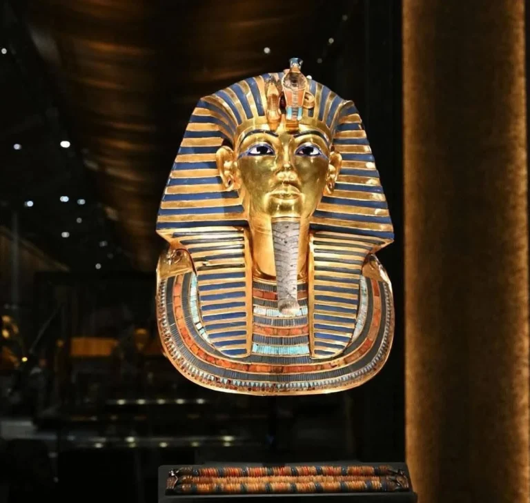 La celebre maschera d'oro del faraone Tutankhamon esposta nel nuovo Museo Egizio al Cairo.