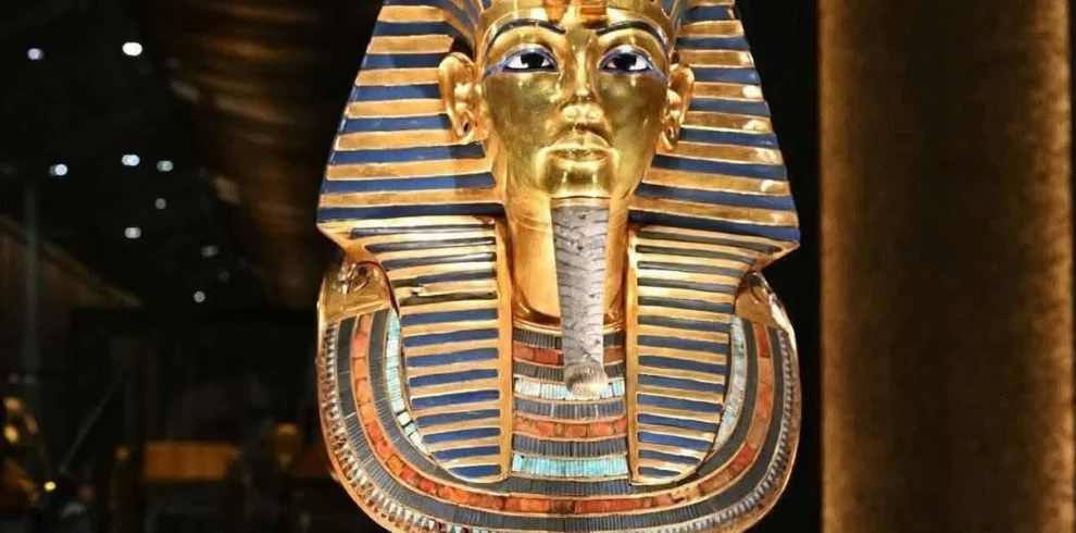 La celebre maschera d'oro del faraone Tutankhamon esposta nel nuovo Museo Egizio al Cairo.