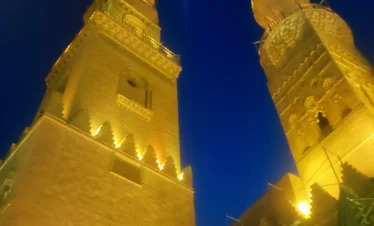 Minareti illuminati di notte lungo la Via Al-Muizz durante l’escursione alla Cittadella del Cairo e Khan el Khalili