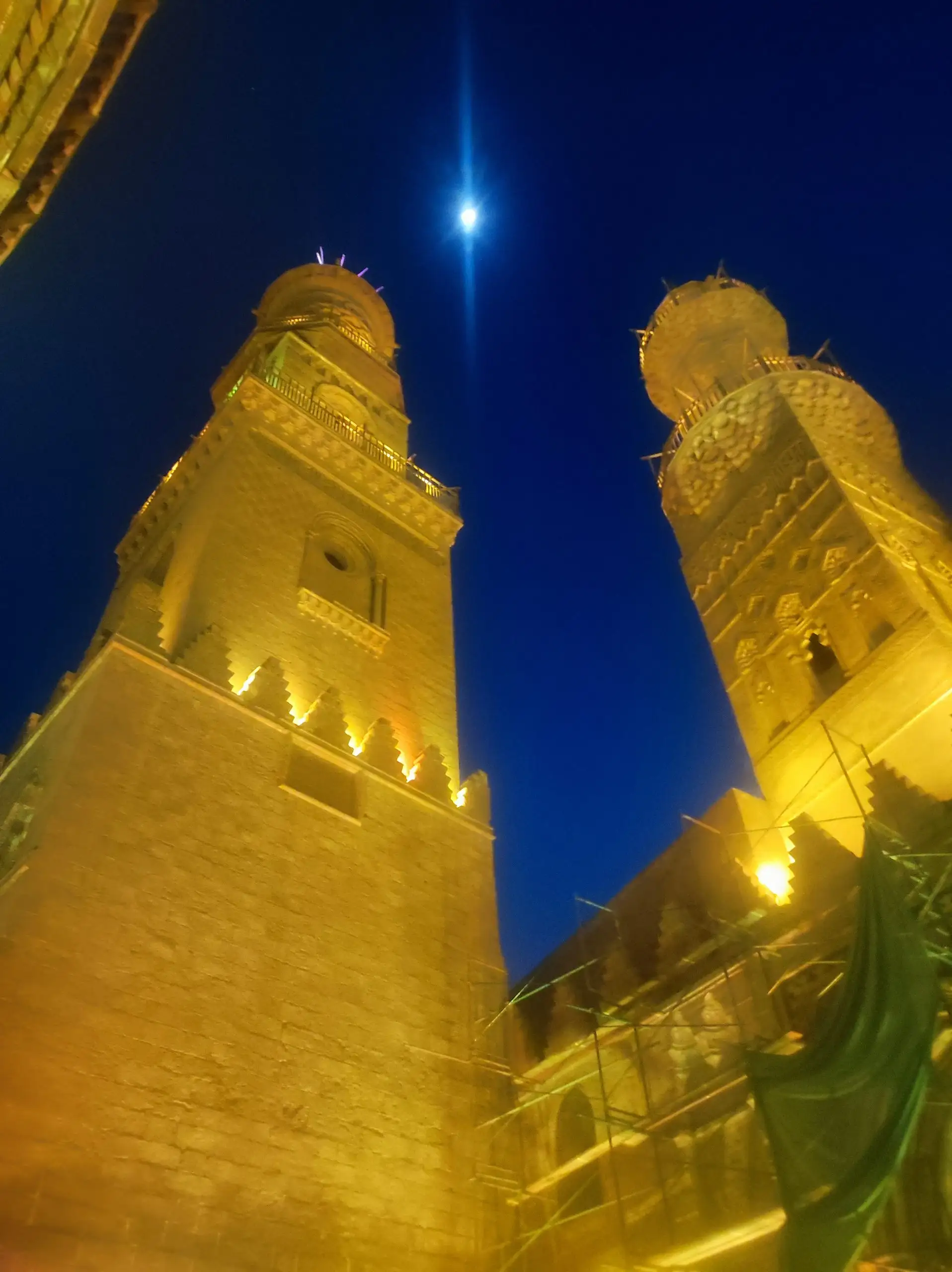 Minareti illuminati di notte lungo la Via Al-Muizz durante l’escursione alla Cittadella del Cairo e Khan el Khalili