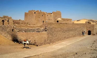 Veduta del Monastero di San Simeone nel deserto di Assuan con cammello in primo piano durante il tour monastero di san simone con cammellata
