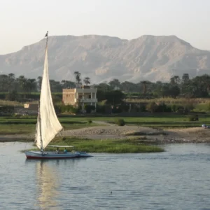 Feluca che naviga sul Nilo durante l’escursione a Banana Island con pranzo o cena