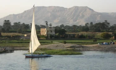 Feluca che naviga sul Nilo durante l’escursione a Banana Island con pranzo o cena