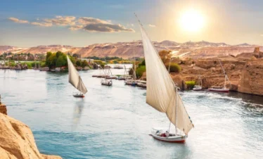 Barche a vela sul Nilo al tramonto durante il tour di scoprire assuan in 2 giorni tour completo tra templi e cultura