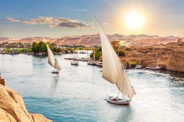 Barche a vela sul Nilo al tramonto durante il tour di scoprire assuan in 2 giorni tour completo tra templi e cultura