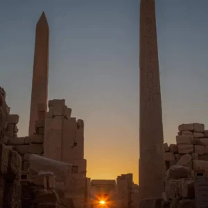 Obelischi del Tempio di Karnak a Luxor illuminati dal sole al tramonto durante il Suoni e Luci al Tempio di Karnak – Luxor con Carrozza
