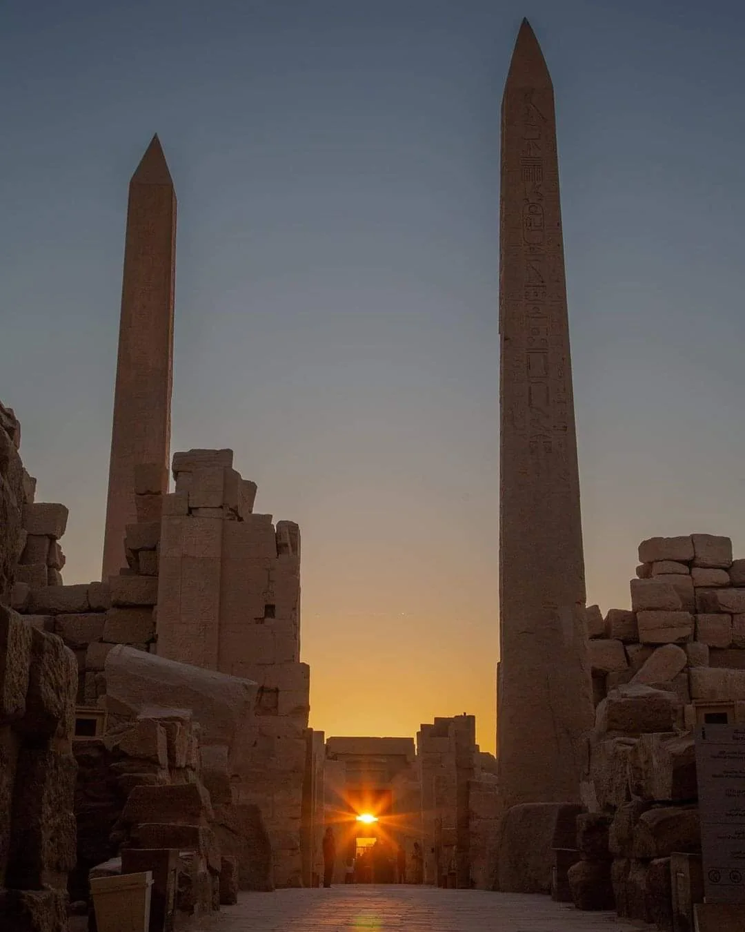 Obelischi del Tempio di Karnak a Luxor illuminati dal sole al tramonto durante il Suoni e Luci al Tempio di Karnak – Luxor con Carrozza