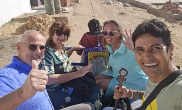 Wael Rasmy, proprietario di Egitto Unico, con un gruppo di turisti italiani durante il Tour al Monastero di San Simeone con cammellata ad Assuan