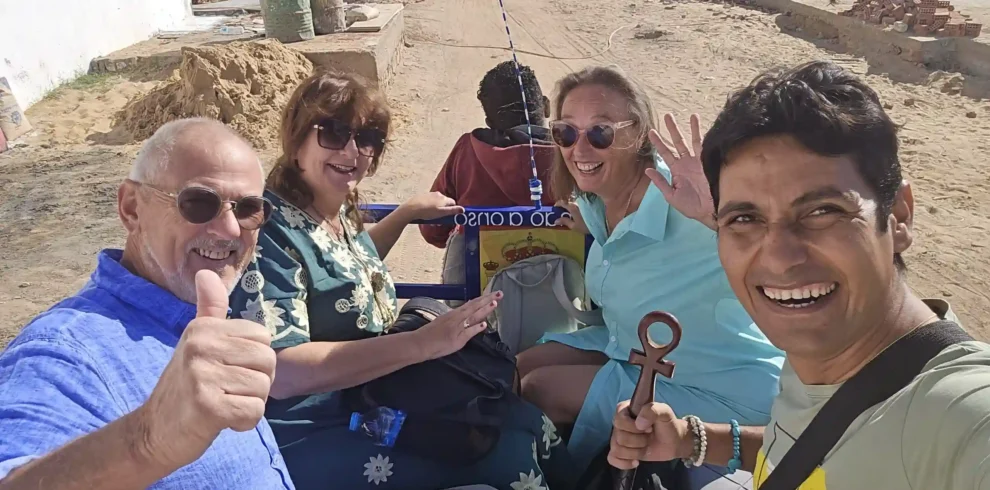 Wael Rasmy, proprietario di Egitto Unico, con un gruppo di turisti italiani durante il Tour al Monastero di San Simeone con cammellata ad Assuan