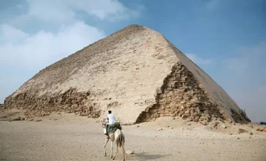 Piramide Rossa a Dahshur vista durante l’escursione a Dahshur e Abusir dal Cairo tra piramidi e storia antica