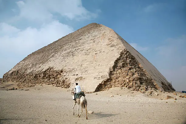 Piramide Rossa a Dahshur vista durante l’escursione a Dahshur e Abusir dal Cairo tra piramidi e storia antica