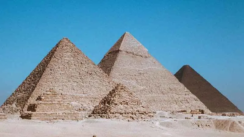 Vista delle Piramidi di Giza sotto il cielo azzurro, tappa del Tour Egitto 8 Giorni: Il Cairo, Assuan, Luxor
